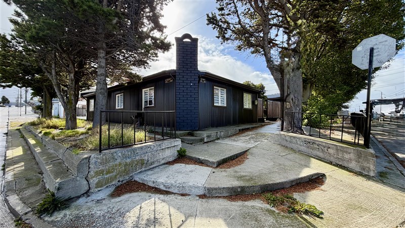 Casa remodelada en Punta Arenas — fachada de siding azul oscuro