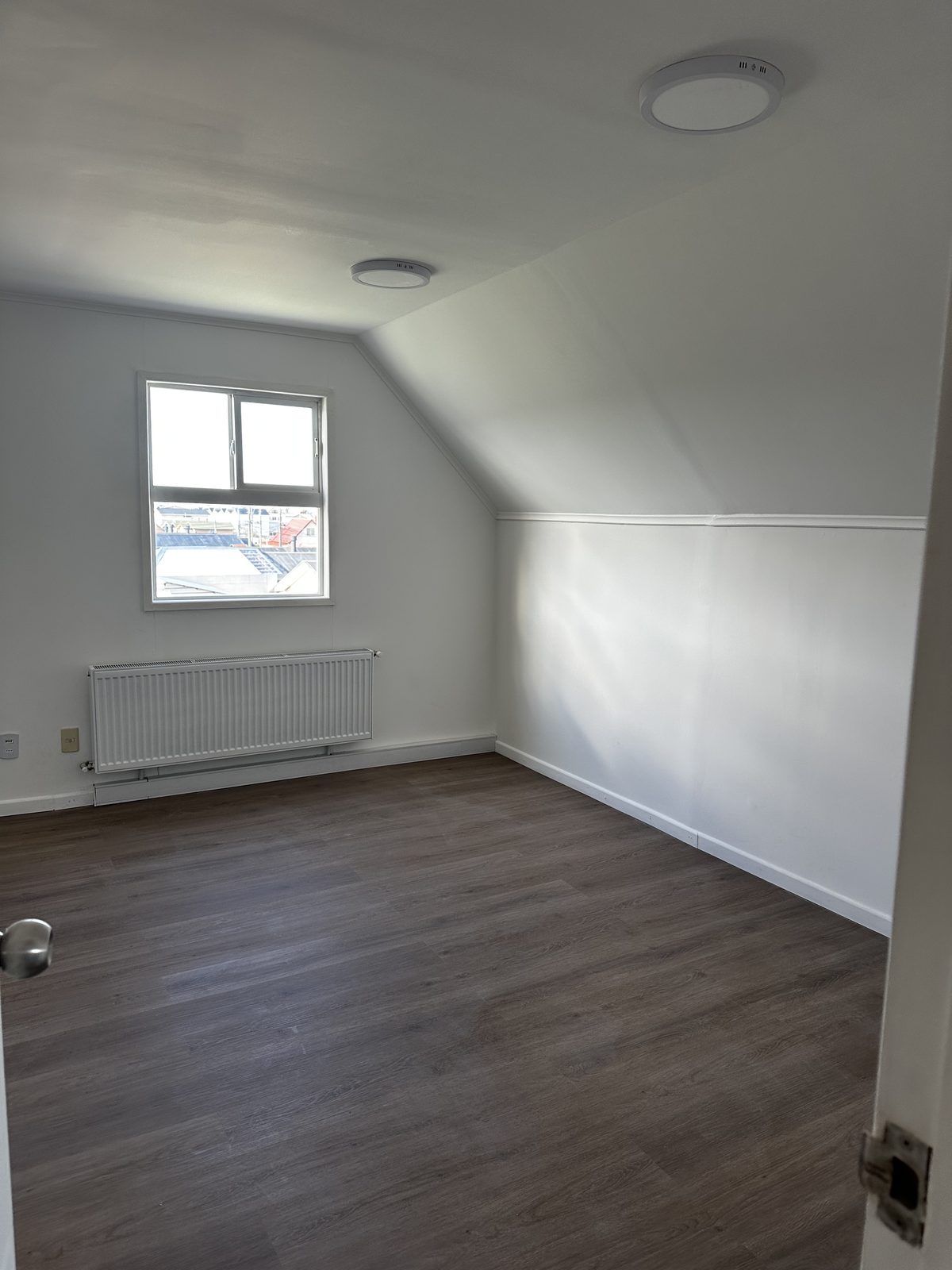 Dormitorio con ventana corrediza